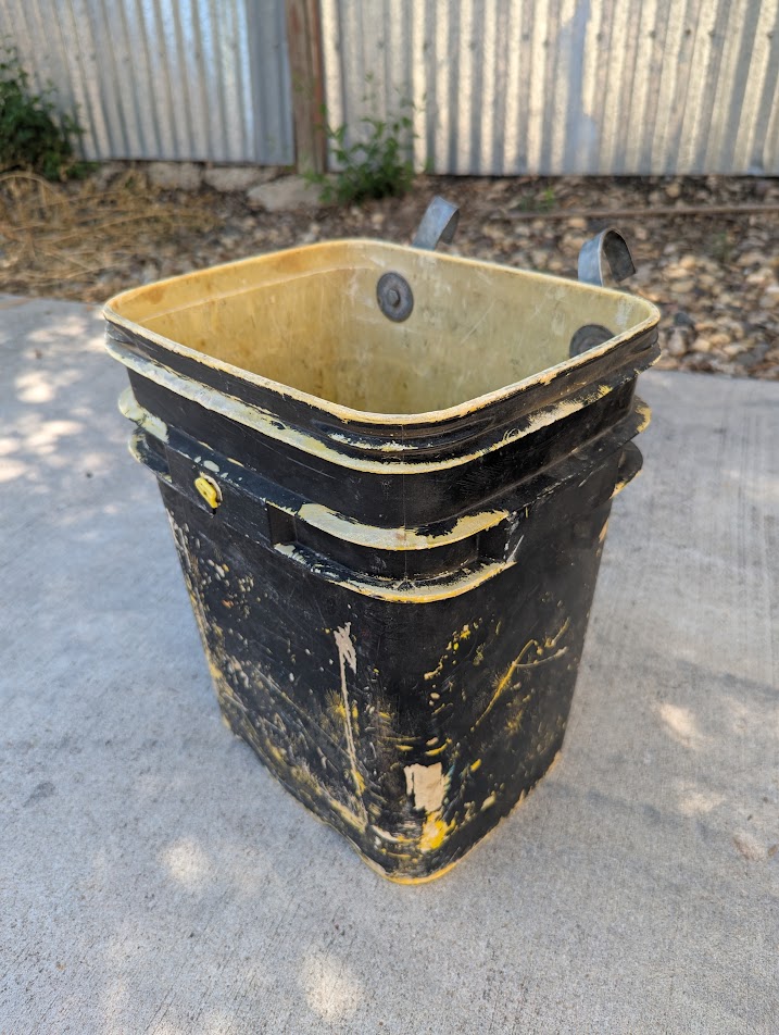 painted kitty litter bike panier